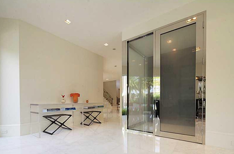 Example of a transitional home design design in Miami