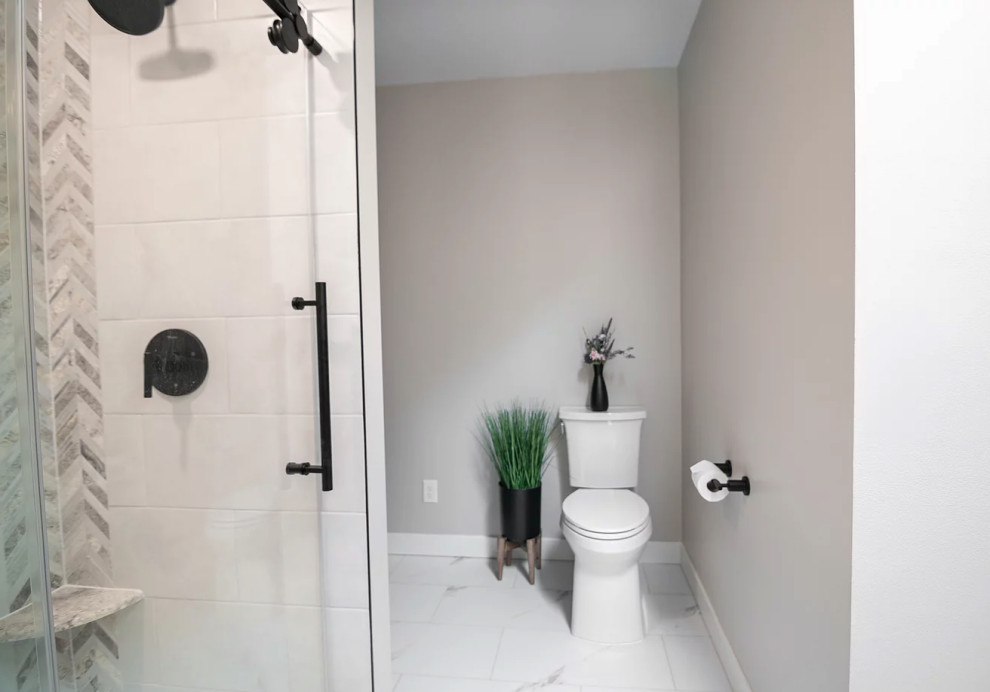 Cette photo montre une salle de bain chic de taille moyenne avec un placard à porte shaker, des portes de placard grises, tous types de WC, un carrelage blanc, des carreaux de céramique, un mur gris, un sol en vinyl, un lavabo encastré, un plan de toilette en quartz modifié, un sol blanc, une cabine de douche à porte coulissante, un plan de toilette blanc, une niche, meuble double vasque et meuble-lavabo sur pied.