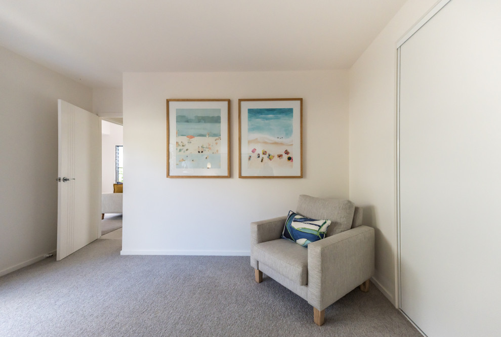 Foto di una camera degli ospiti costiera di medie dimensioni con pareti bianche e moquette