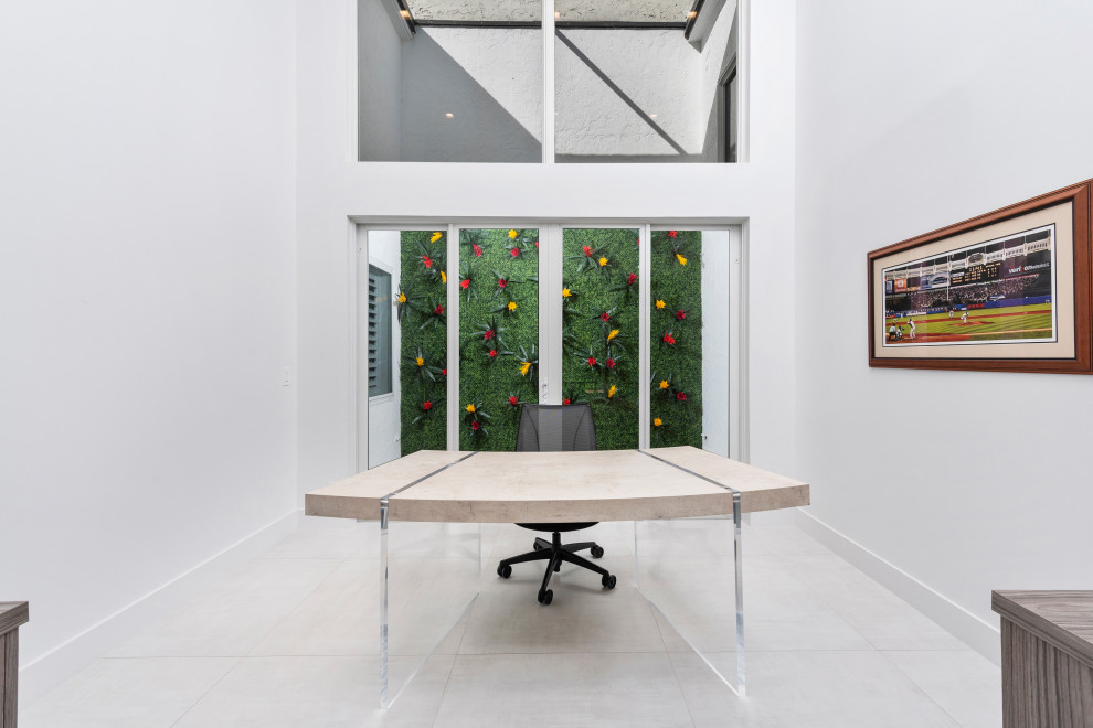 На фото: большой кабинет в современном стиле с белыми стенами, мраморным полом, отдельно стоящим рабочим столом и бежевым полом