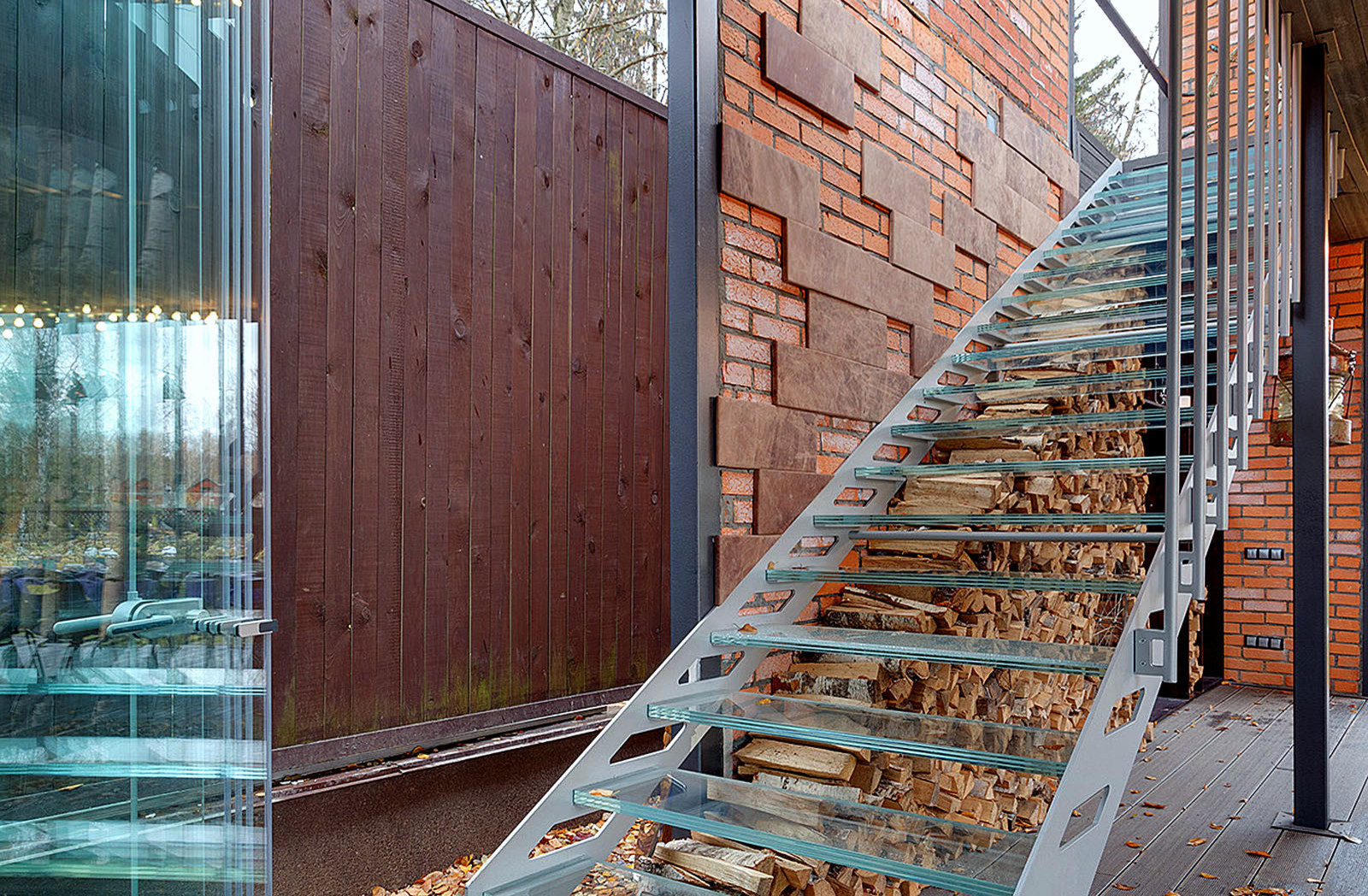 Зона барбекю в загородном доме. Лестница