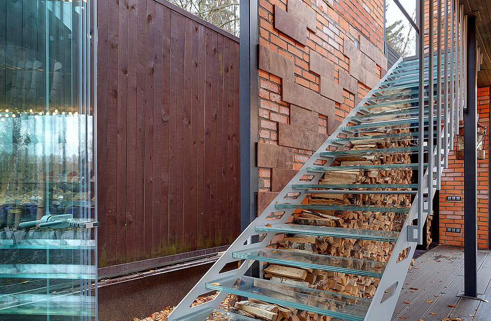 Зона барбекю в загородном доме. Лестница