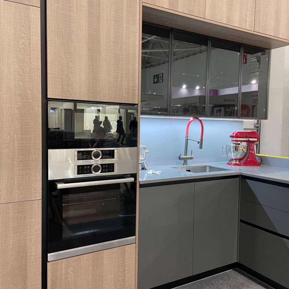 Современная кухня с антресолями и столешницей из искусственного камня