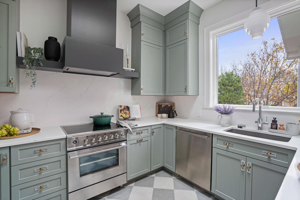 Kitchen - transitional kitchen idea in Columbus