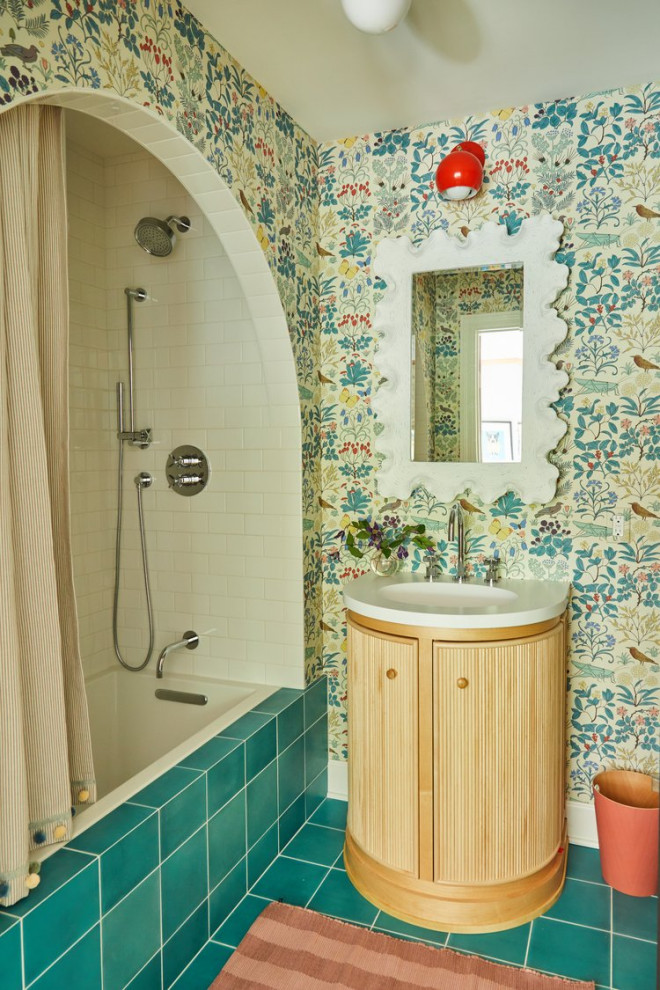Idée de décoration pour une salle d'eau tradition en bois brun avec une baignoire posée, un combiné douche/baignoire, un lavabo encastré, un plan de toilette en quartz modifié, un sol vert, une cabine de douche avec un rideau, un plan de toilette blanc, meuble simple vasque et meuble-lavabo encastré.