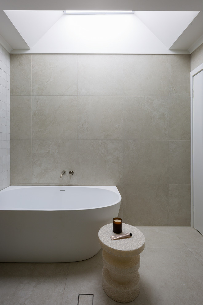 Photo of a contemporary bathroom in Canberra - Queanbeyan.