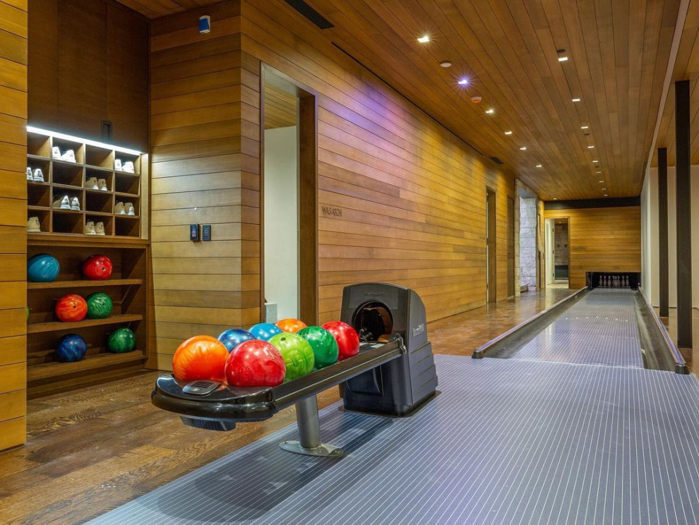 Geräumiger Moderner Fitnessraum mit braunem Holzboden, braunem Boden und Holzdecke in Salt Lake City