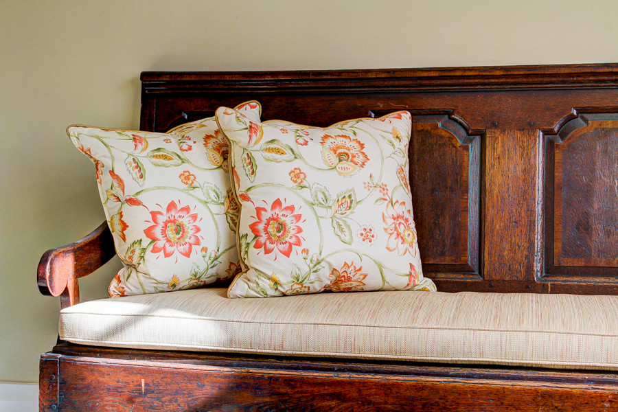 Example of a transitional home design design in Toronto