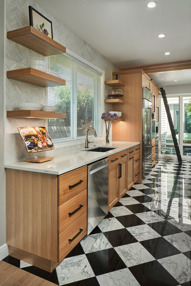 Bild på ett mellanstort funkis vit linjärt vitt kök med öppen planlösning, med en undermonterad diskho, luckor med infälld panel, skåp i mellenmörkt trä, bänkskiva i kvarts, grått stänkskydd, stänkskydd i marmor, rostfria vitvaror, marmorgolv, en köksö och flerfärgat golv