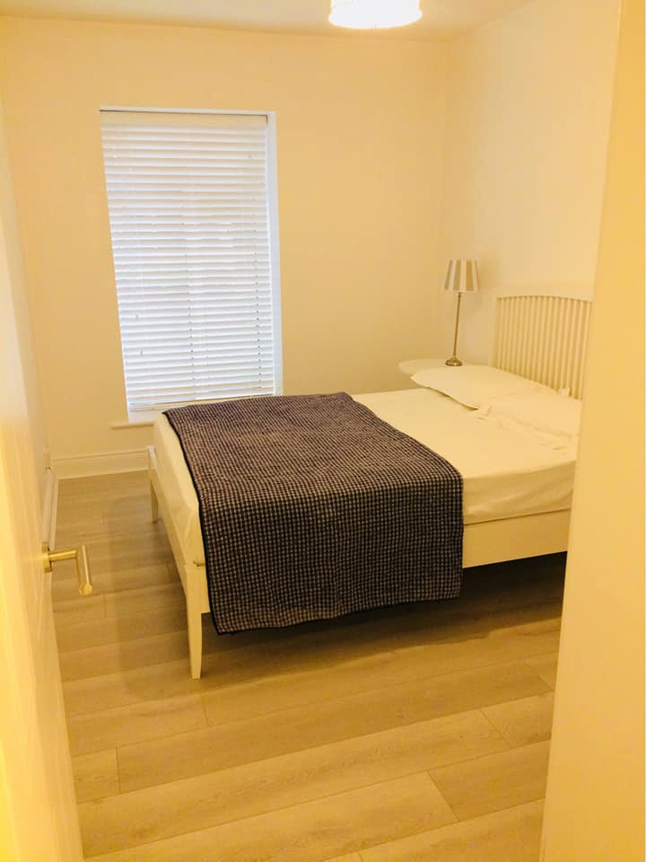 ダブリンにある小さなコンテンポラリースタイルのおしゃれな寝室 (黄色い壁、ラミネートの床、茶色い床) のレイアウト