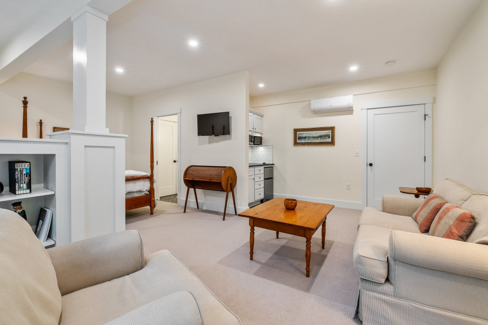 Imagen de habitación de invitados de estilo de casa de campo de tamaño medio con paredes blancas, moqueta y suelo blanco