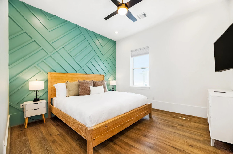 Cette photo montre une chambre d'amis bord de mer de taille moyenne avec un mur vert et du lambris.