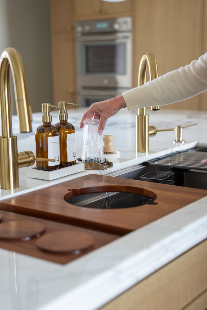 Example of a transitional kitchen design in Orange County