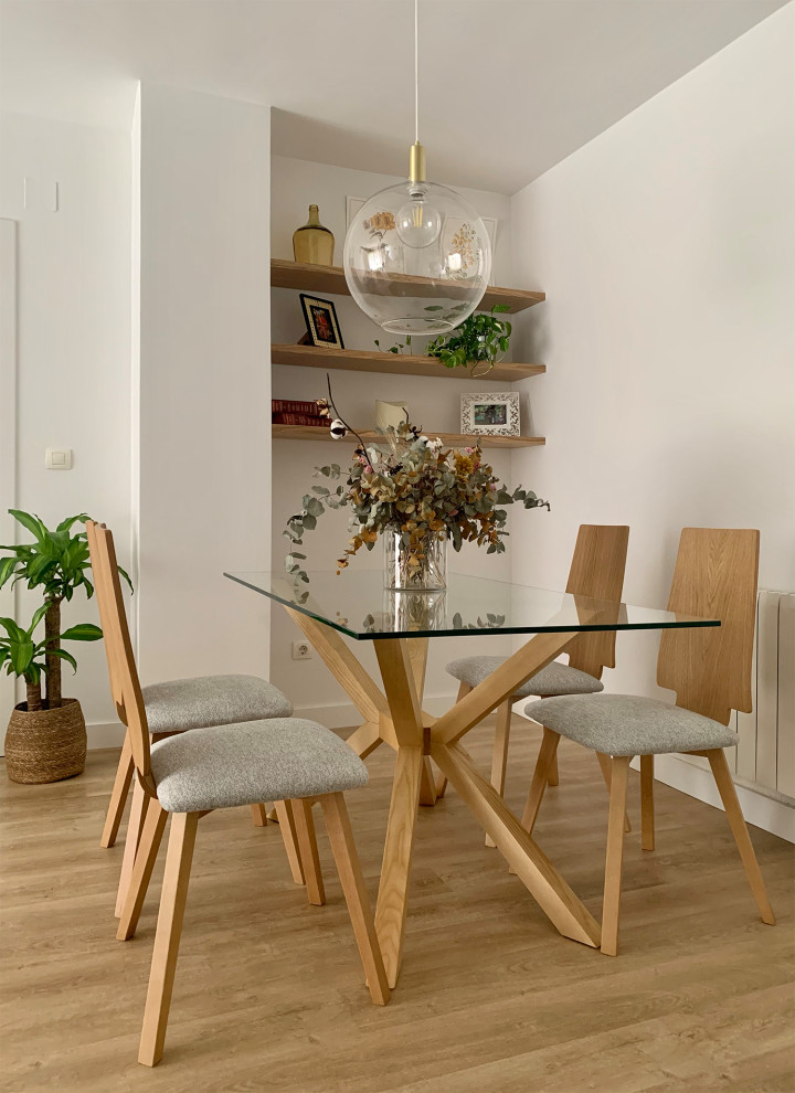 Ejemplo de comedor nórdico abierto con paredes blancas, suelo de madera en tonos medios y suelo beige