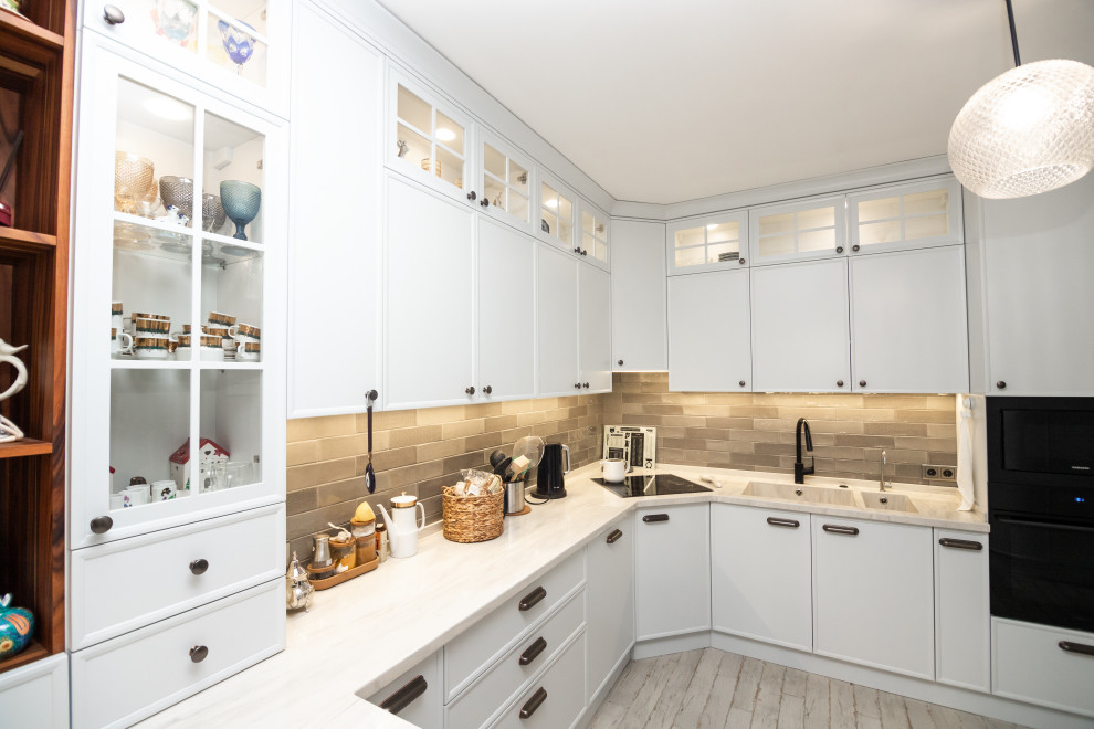 Светлая кухня с деревянными элементами