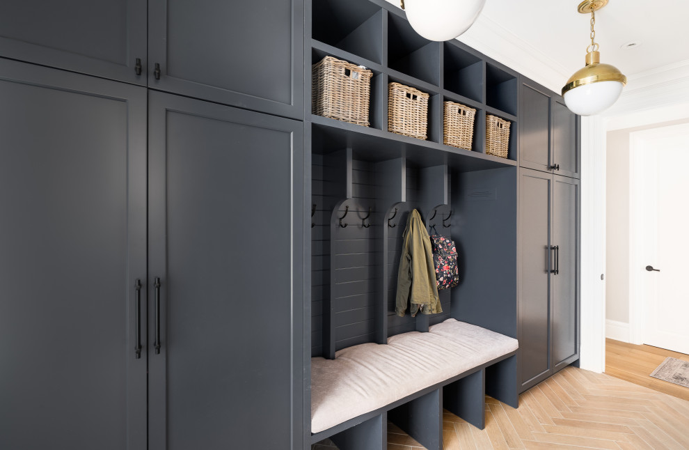 Inspiration for a transitional entryway remodel in Montreal