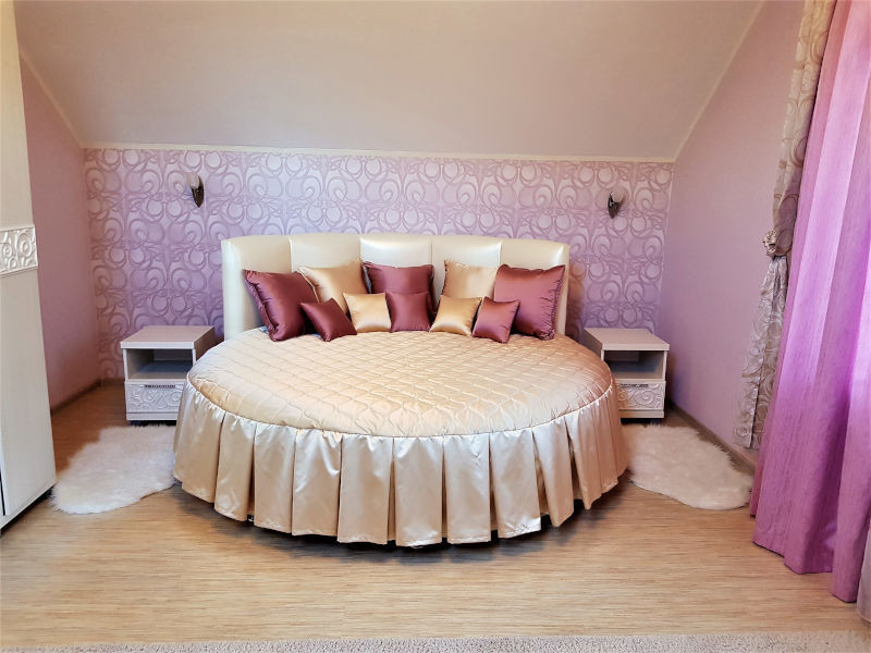 Покрывало с подушками для круглой кровати