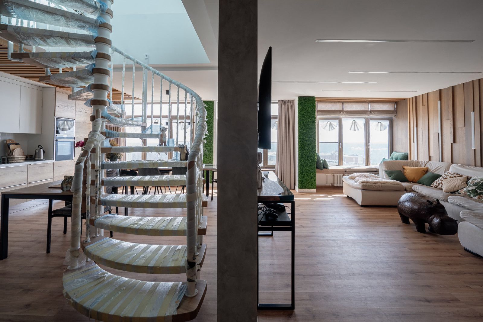 Авторская фактура декоративной штукатурки в квартире с террасой