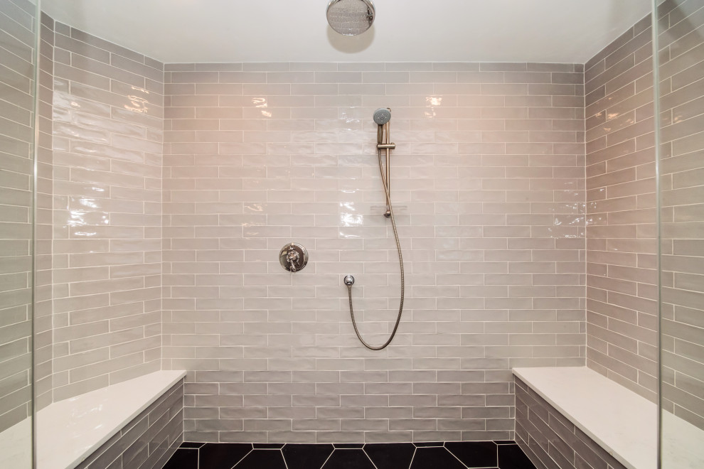 Example of a transitional home design design in Chicago