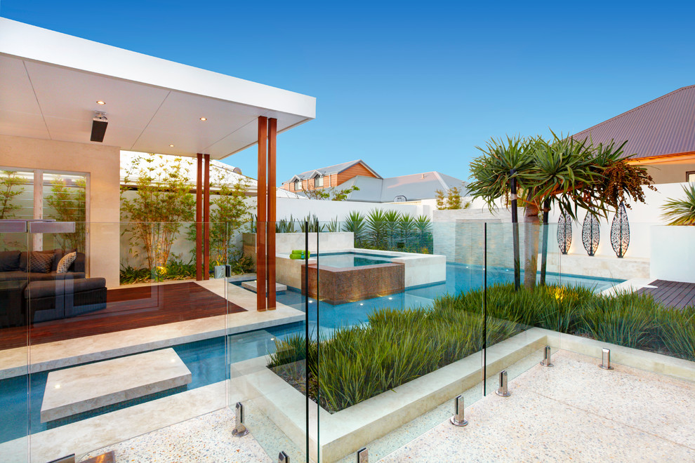 Mid-sized modern backyard garden in Perth.