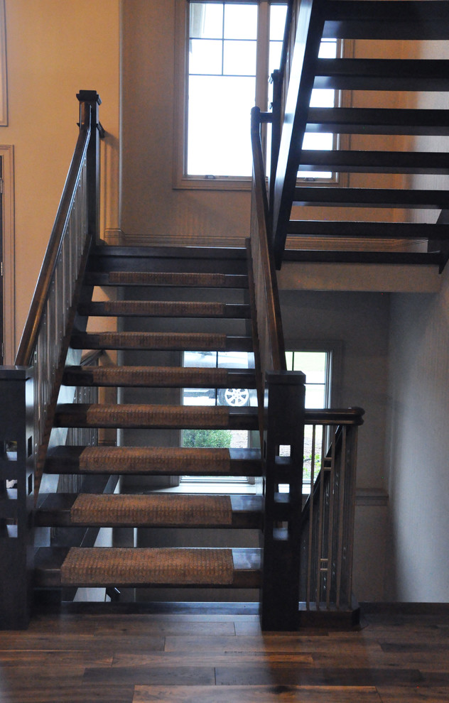 Idée de décoration pour un escalier flottant tradition de taille moyenne avec des marches en moquette.