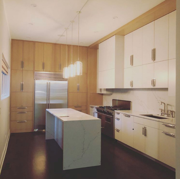 Large traditional kitchen/diner in Chicago with a submerged sink, flat-panel cabinets, white cabinets, engineered stone countertops, white splashback, engineered quartz splashback, stainless steel appliances, dark hardwood flooring, an island, brown floors and white worktops.