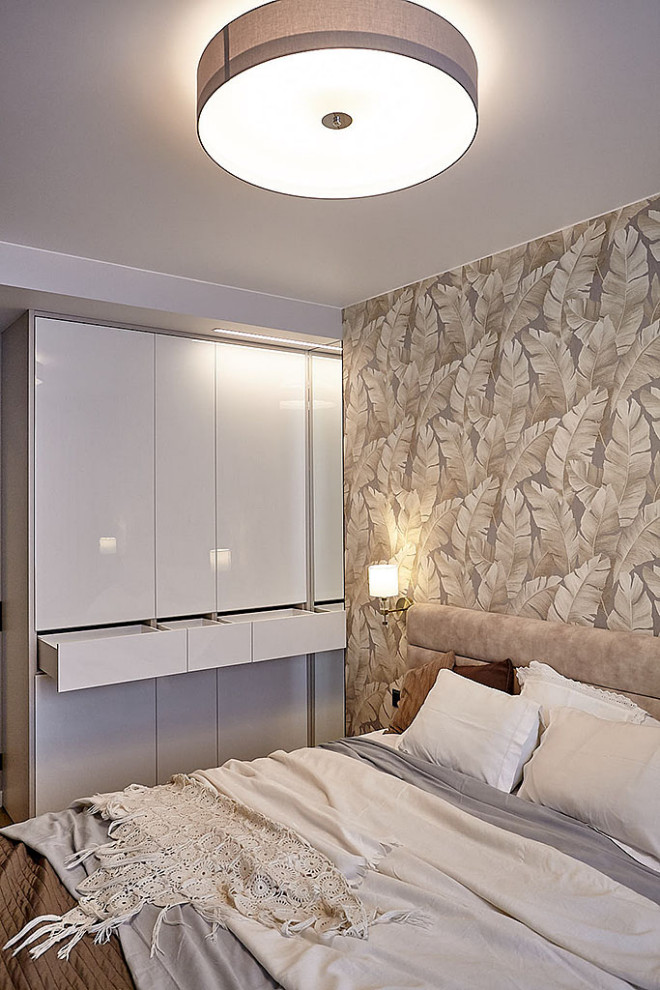 Inspiration pour une chambre parentale nordique de taille moyenne avec un mur beige, un sol en vinyl et un sol marron.
