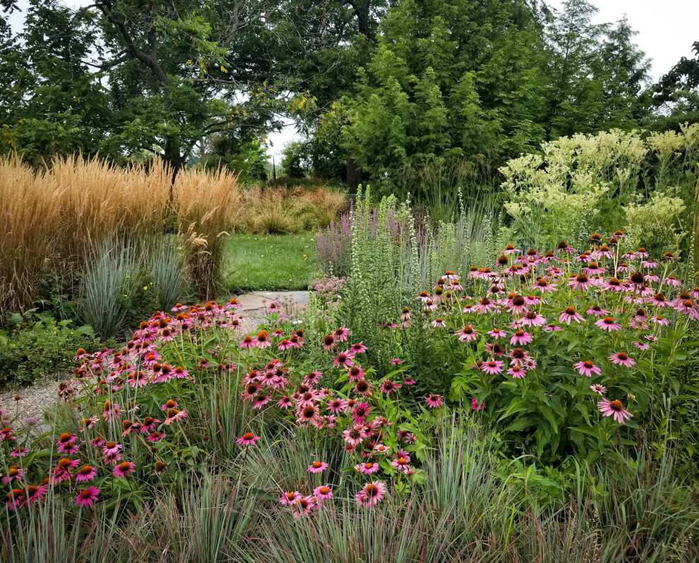 Foto de jardín de secano ecléctico extra grande en verano en patio trasero con parterre de flores, exposición total al sol y adoquines de piedra natural