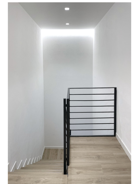 Casa A. e S. contemporaneo-escalera