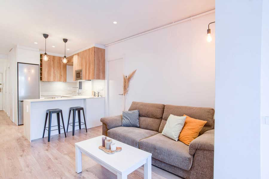 Aménagement d'une salle de séjour scandinave de taille moyenne et ouverte avec un bar de salon, un mur blanc, un sol en bois brun, un téléviseur indépendant et un sol marron.