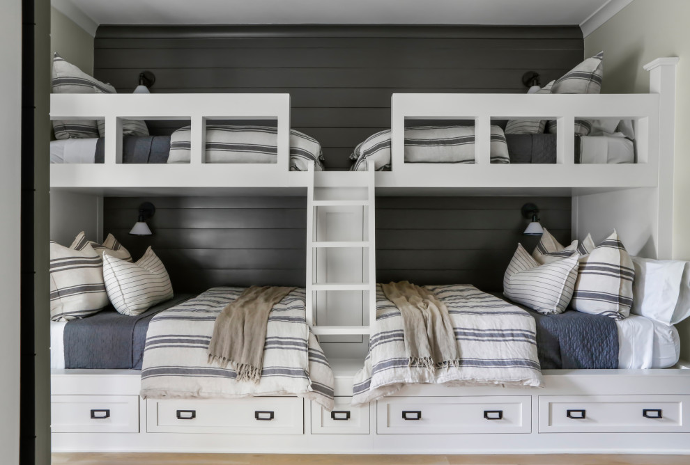 Esempio di una grande camera da letto stile loft country con pareti grigie, pavimento in legno massello medio, pavimento marrone e pareti in perlinato