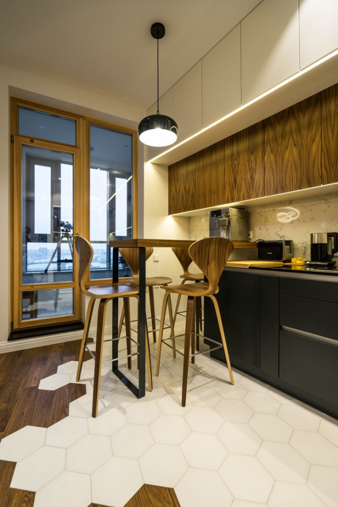 Свежая идея для дизайна: кухня в белых тонах с отделкой деревом в современном стиле - отличное фото интерьера