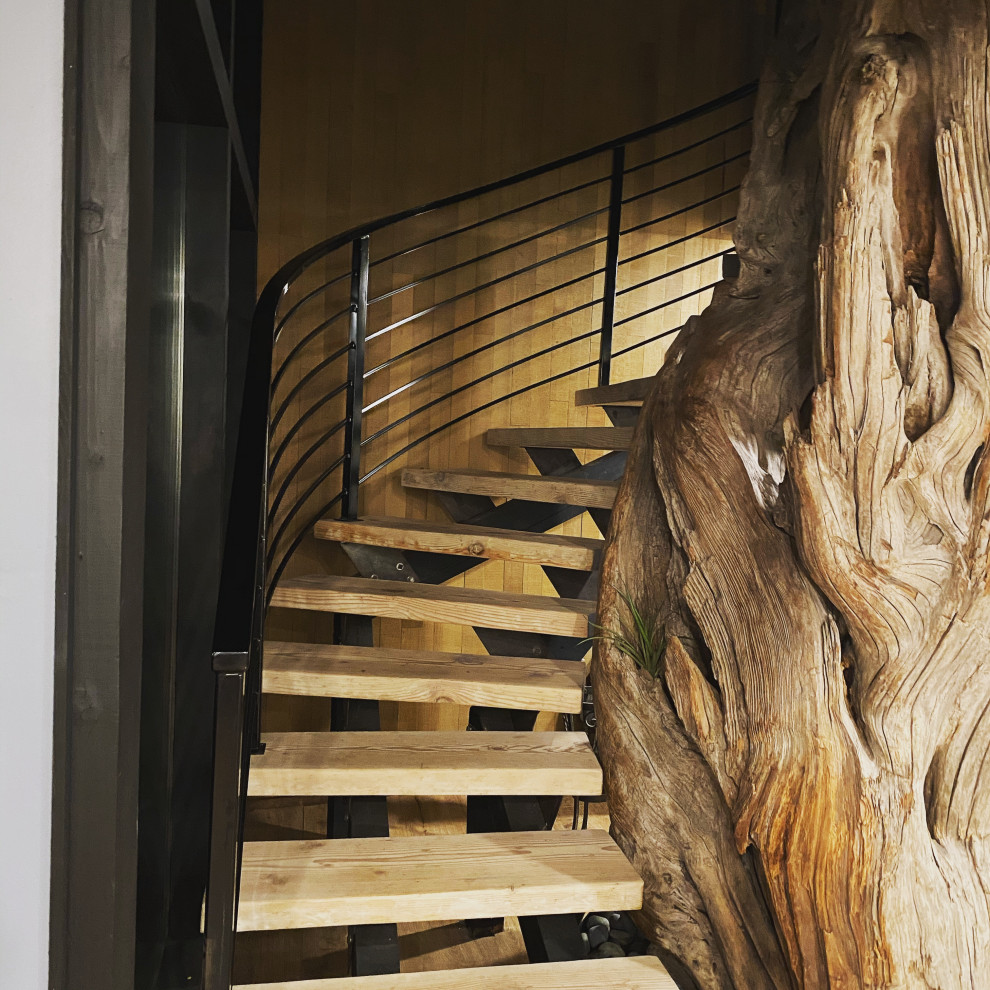 Источник вдохновения для домашнего уюта: большая изогнутая лестница в стиле ретро с деревянными ступенями и металлическими перилами без подступенок