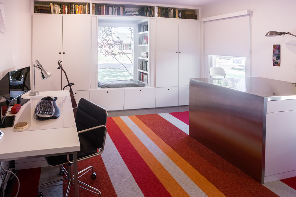 Inspiration for a modern home office remodel in Dallas