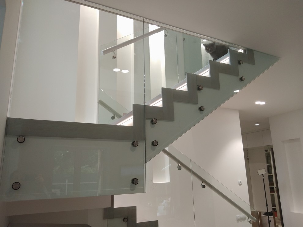 Лестница из дуба по стеклом