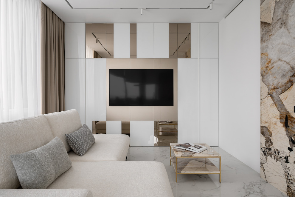 Foto de salón actual de tamaño medio con paredes beige, suelo de baldosas de porcelana, suelo gris, panelado y televisor colgado en la pared