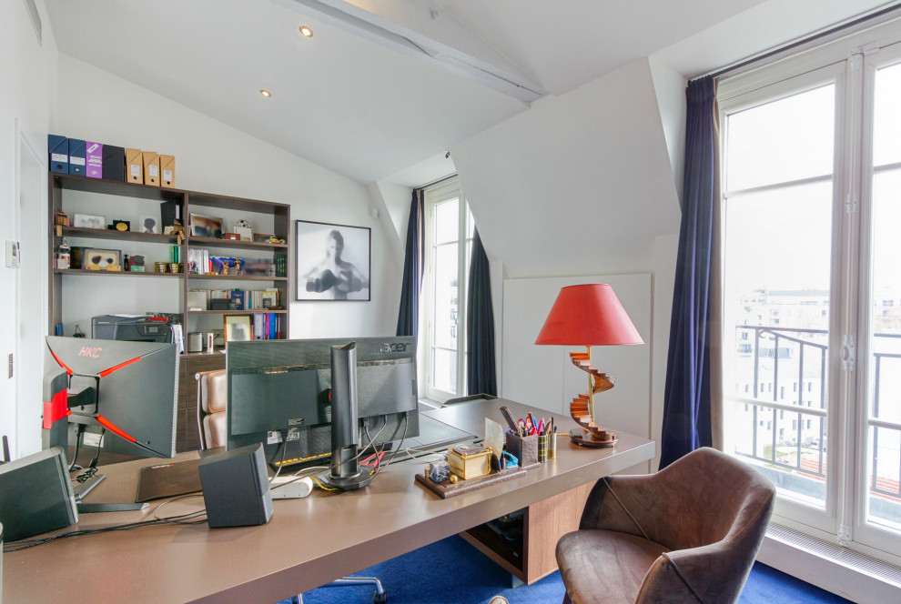 Стильный дизайн: рабочее место среднего размера в стиле модернизм с белыми стенами, ковровым покрытием, отдельно стоящим рабочим столом, синим полом и балками на потолке без камина - последний тренд