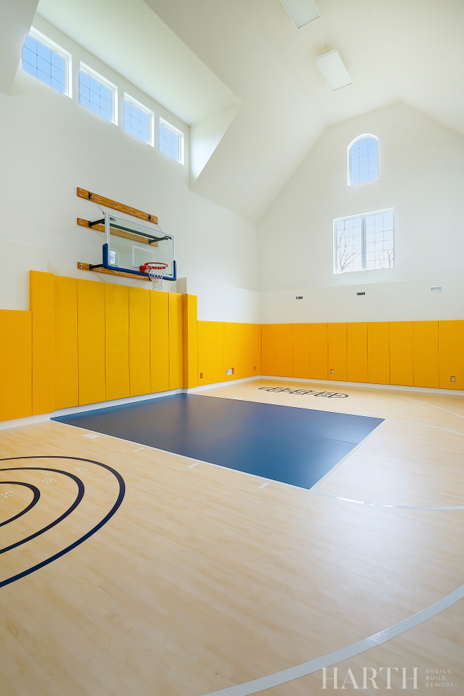 Ispirazione per un grande campo sportivo coperto chic con pareti gialle, pavimento in vinile, pavimento blu e soffitto a volta