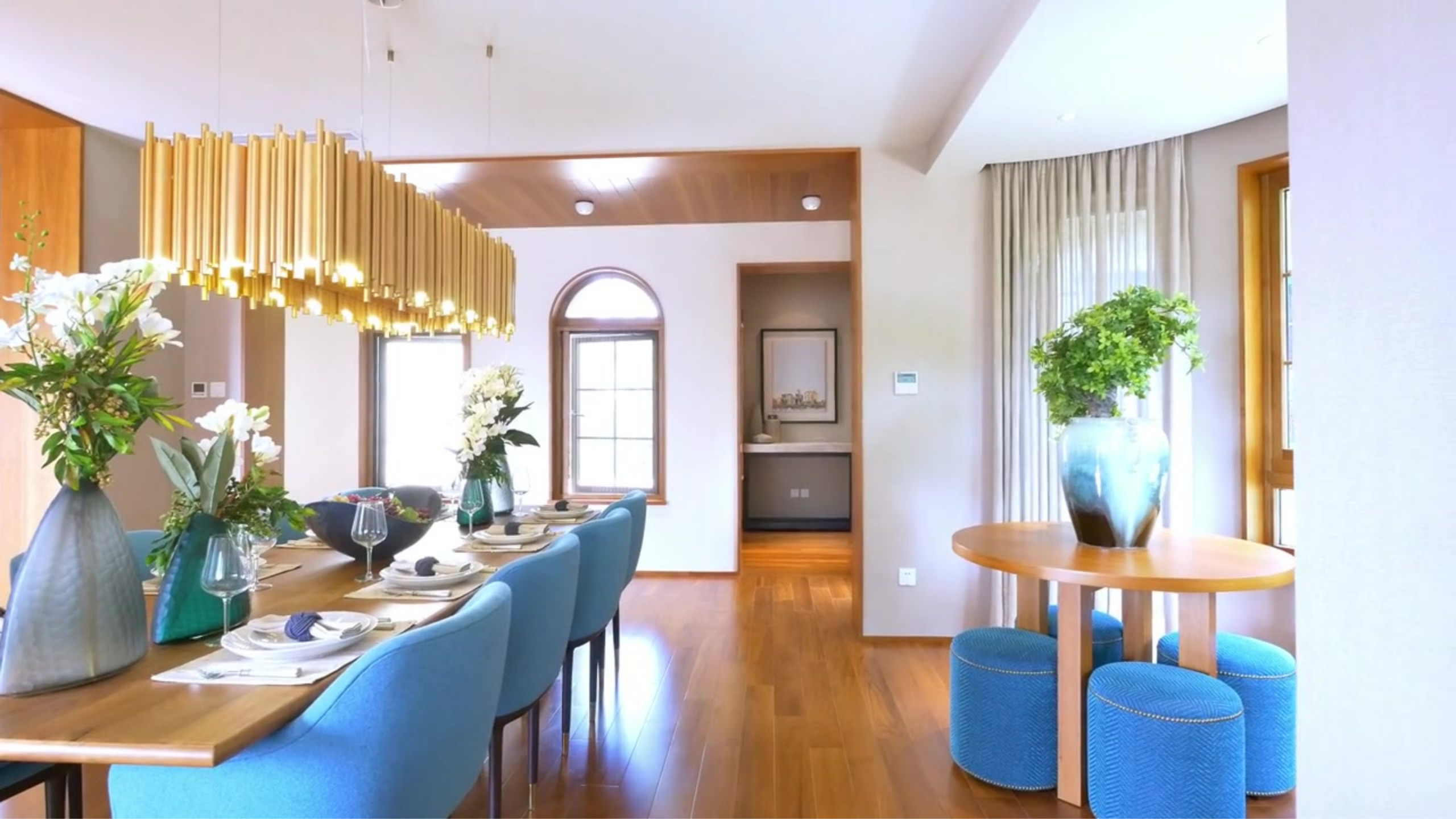 Glamorous Dining Room with Statement Decor in Beckenham
