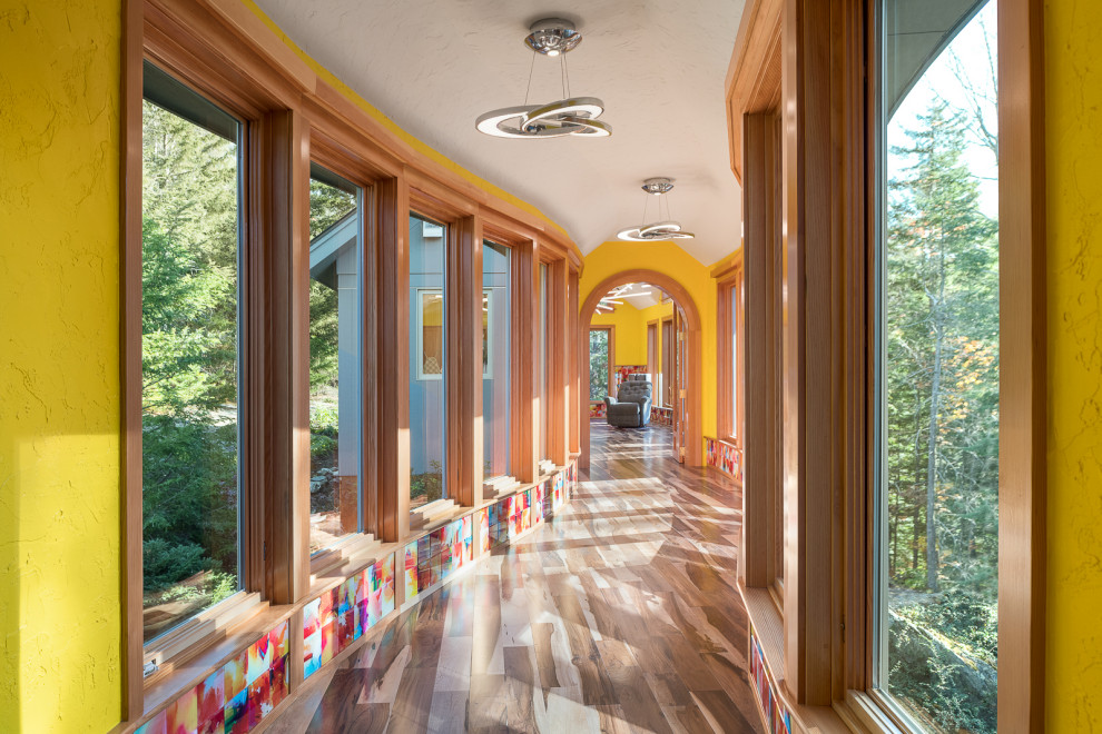 Стильный дизайн: коридор в современном стиле с желтыми стенами, светлым паркетным полом и бежевым полом - последний тренд
