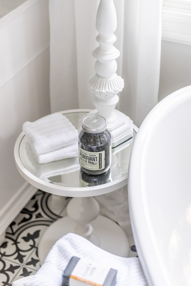 Inspiration for a transitional home design remodel in Toronto