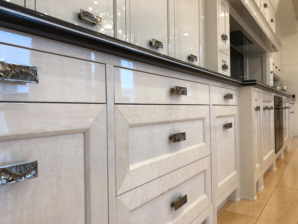 Кухня. Белый шпон «птичий глаз»