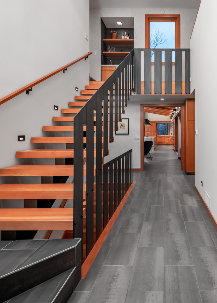 Modelo de escalera recta rústica de tamaño medio sin contrahuella con escalones de madera y barandilla de metal
