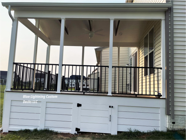 Custom Raised Backyard Deck klassisch-modern-terrasse