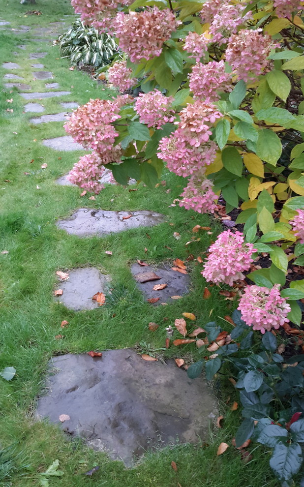 Дорожка из натурального камня "через шаг "