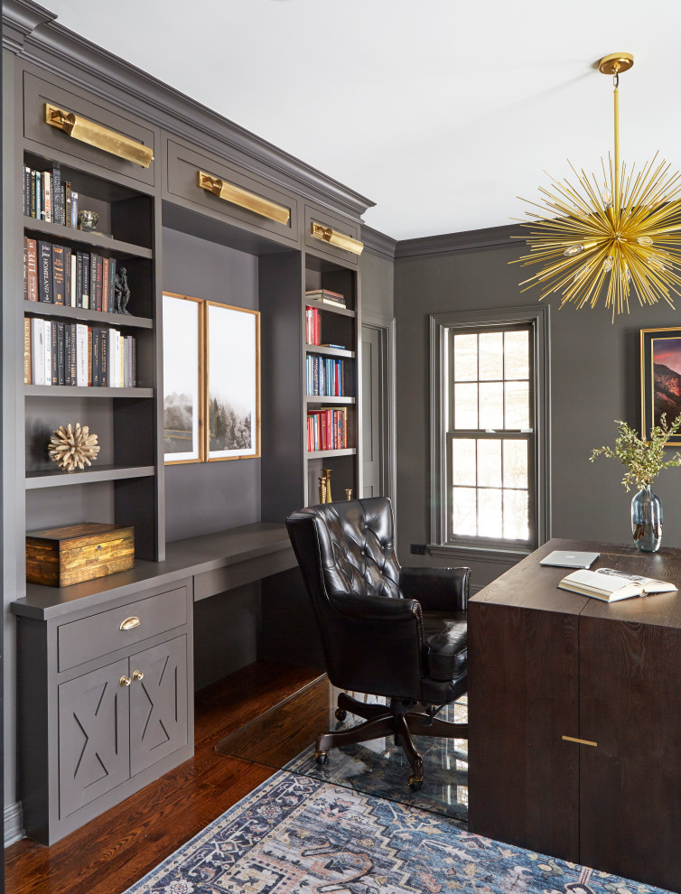 シカゴにある広いトランジショナルスタイルのおしゃれな書斎 (茶色い壁、無垢フローリング、造り付け机、茶色い床) の写真