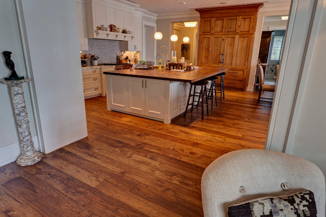 Custom Solid Hickory Floor estilo-craftsman-cocina
