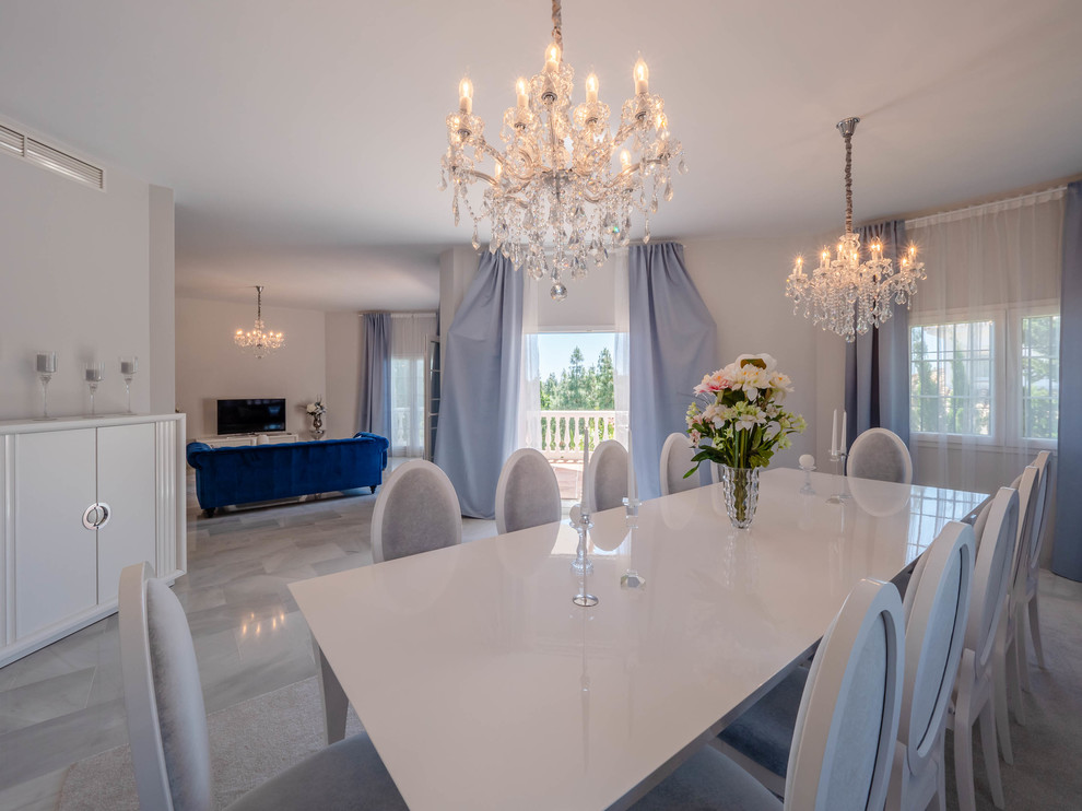 Modelo de comedor tradicional renovado grande con paredes grises y suelo de mármol