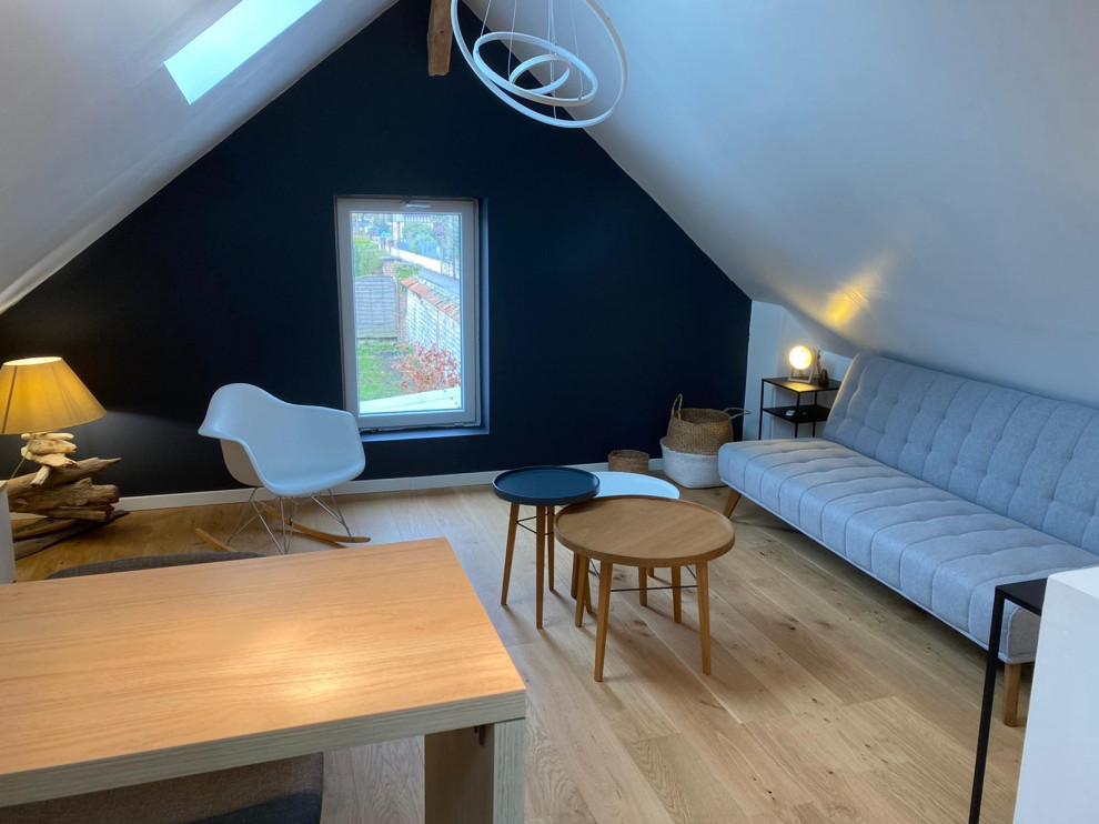 Idee per un piccolo soggiorno scandinavo stile loft con pareti grigie, parquet chiaro, TV autoportante e travi a vista