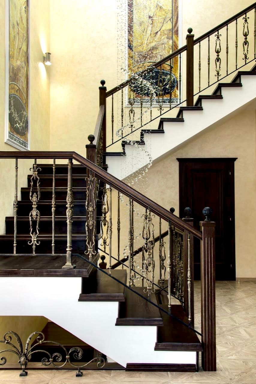 Лестничное ограждение из французской ковки и литого чугуна